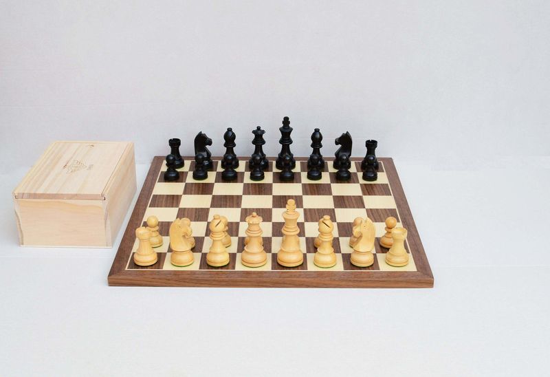 Houten schaakset No. 4: Notenbord met ebonised Indische stukken